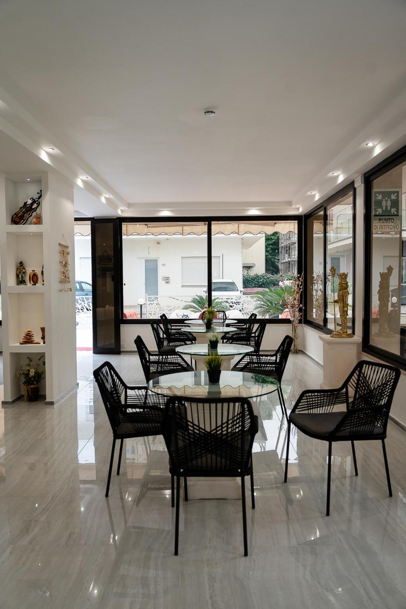 Hotel La Pergola Белариа-Игеа Марина Екстериор снимка