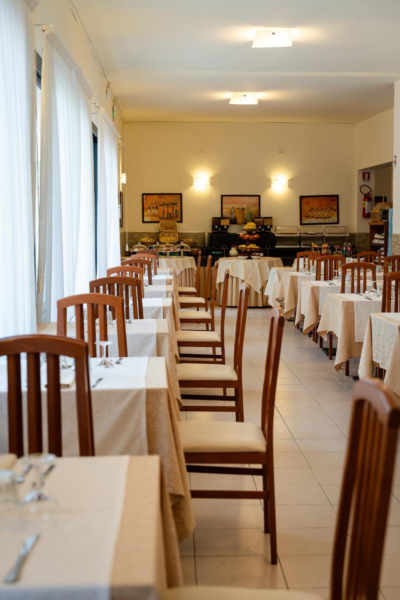 Hotel La Pergola Белариа-Игеа Марина Екстериор снимка
