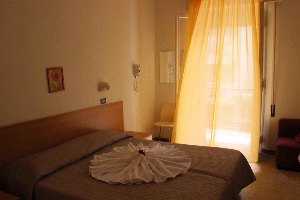 Hotel La Pergola Белариа-Игеа Марина Екстериор снимка